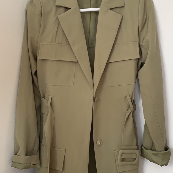 Lioness Official Dress - Picture 4 of 4